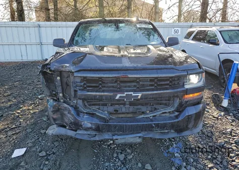 2017 Chevrolet Silverado K1500 Custom z USA, uszkodzony, nr VIN 1GCVKPEC4HZ387493